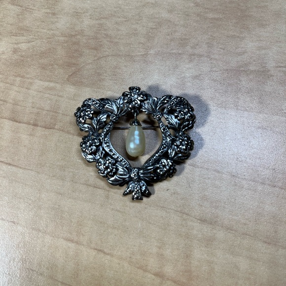 Vintage Avon romantic brooch pin silver tone floral frame with pearl dangle - Picture 2 of 6